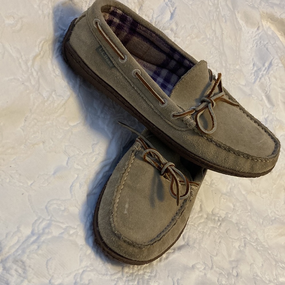 L.L Bean Women’s moccasin slippers! Size 9.
